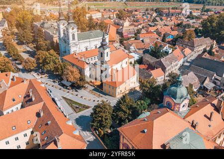 Blick aus der Vogelperspektive auf Sremski Karlovci mit seiner bezaubernden Architektur, historischen Gebäuden und der berühmten Kathedrale in Serbien Stockfoto