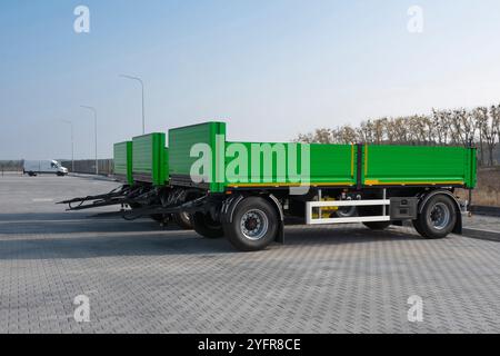 Lkw-Anhänger sind geparkt. Verkauf und Vermietung von Anhängern, Landwirtschaft. Stockfoto