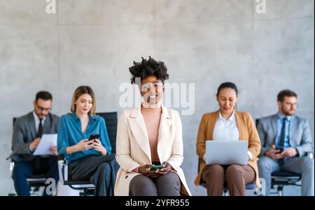 Glückliche junge afroamerikanische Geschäftsfrau im Startup-Büro. Geschäftserfolg Schwarze Frau. Stockfoto