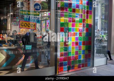 Farbige Fensterfliesen am Fenster eines Take-away-Geschäfts in der Wood Street in der City of London, dem Finanzviertel der Hauptstadt, am 4. November 2024 in London, England. Stockfoto