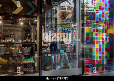 Farbige Fensterfliesen am Fenster eines Take-away-Geschäfts in der Wood Street in der City of London, dem Finanzviertel der Hauptstadt, am 4. November 2024 in London, England. Stockfoto