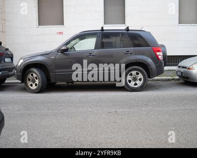 Cremona, Lombardei, Italien 27. Oktober 2024 Seitenansicht eines grauen suzuki Grand vitara, der auf der Straße geparkt ist und Stadtparkplätze und Autoparkplätze zeigt Stockfoto