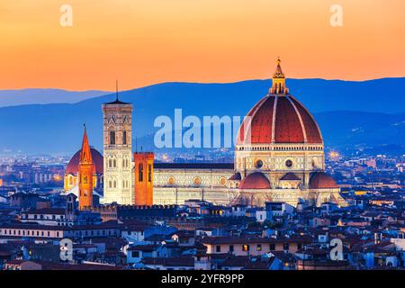 Blick auf Florenz nach Sonnenuntergang von der Piazzale Michelangelo, Florenz, Italien Stockfoto