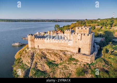 Die historische Burg RAM ist ein bemerkenswertes Wahrzeichen mit ihren gut erhaltenen Befestigungen und Türmen, die vor einem Sommeruntergang über dem Danub stehen Stockfoto