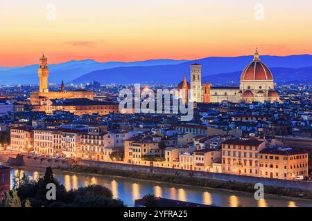 Blick auf Florenz nach Sonnenuntergang von der Piazzale Michelangelo, Florenz, Italien Stockfoto