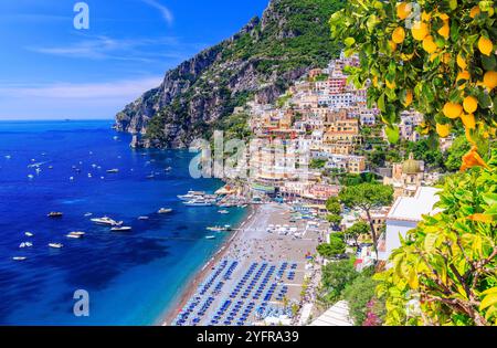 Amalfiküste, Italien. Blick auf Positano und das Meer. Stockfoto