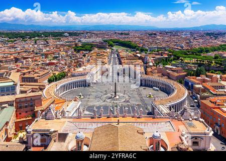 Vatikanstadt, Italien. Blick auf den Petersplatz von der Spitze der Michelangelo-Kuppel. Stockfoto