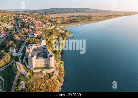 Ein Blick aus der Vogelperspektive auf die alte RAM-Festung mit Blick auf die Donau in Serbien, mit ihrer beeindruckenden mittelalterlichen Architektur und Steinmauern Stockfoto