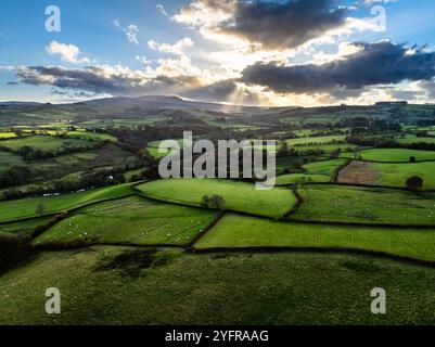 Farmen über Trecastle von einer Drohne bei Sonnenuntergang, Brecon Beacons National Park, Powys, Wales, England Stockfoto
