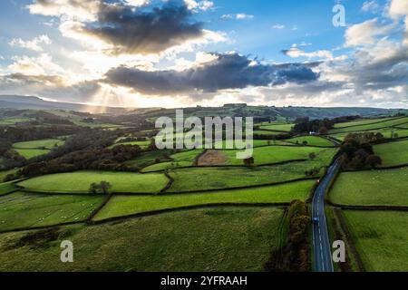 Farmen über Trecastle von einer Drohne bei Sonnenuntergang, Brecon Beacons National Park, Powys, Wales, England Stockfoto