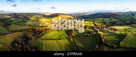 Panorama der Farmen über Trecastle von einer Drohne bei Sonnenuntergang, Brecon Beacons National Park, Powys, Wales, England Stockfoto