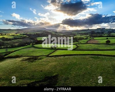 Farmen über Trecastle von einer Drohne bei Sonnenuntergang, Brecon Beacons National Park, Powys, Wales, England Stockfoto