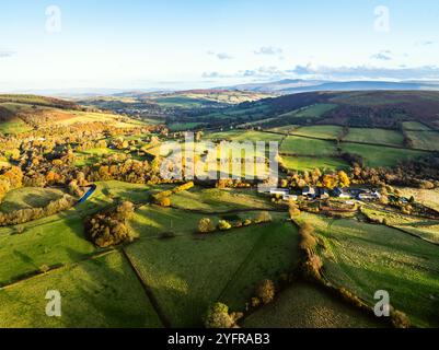 Farmen über Trecastle von einer Drohne bei Sonnenuntergang, Brecon Beacons National Park, Powys, Wales, England Stockfoto
