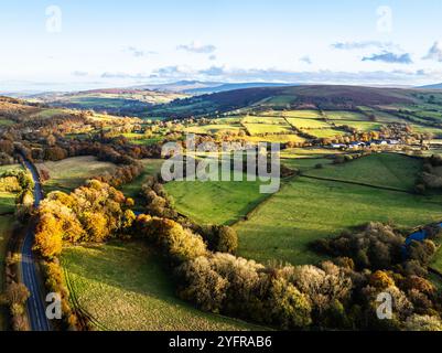 Farmen über Trecastle von einer Drohne bei Sonnenuntergang, Brecon Beacons National Park, Powys, Wales, England Stockfoto