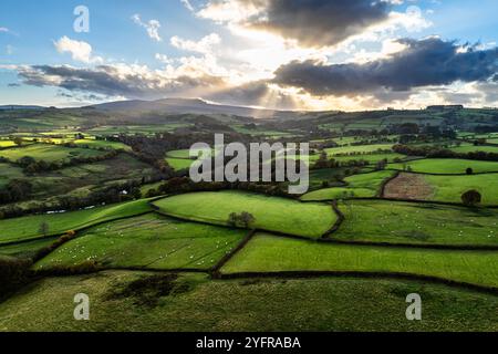 Farmen über Trecastle von einer Drohne bei Sonnenuntergang, Brecon Beacons National Park, Powys, Wales, England Stockfoto