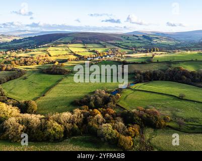 Farmen über Trecastle von einer Drohne bei Sonnenuntergang, Brecon Beacons National Park, Powys, Wales, England Stockfoto