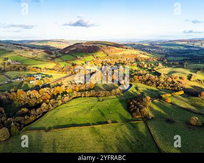 Farmen über Trecastle von einer Drohne bei Sonnenuntergang, Brecon Beacons National Park, Powys, Wales, England Stockfoto