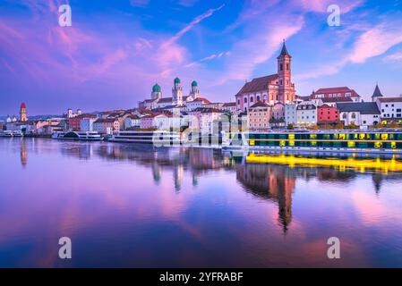 Passau, Deutschland. Altstadt mit Stephan-Basilika und Donau, Wasserspiegelung in der Abenddämmerung. Stockfoto