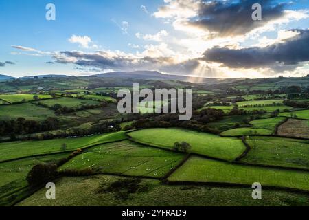 Farmen über Trecastle von einer Drohne bei Sonnenuntergang, Brecon Beacons National Park, Powys, Wales, England Stockfoto