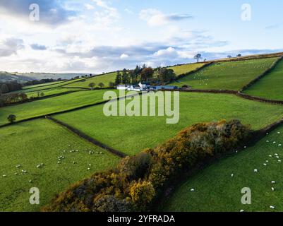 Farmen über Trecastle von einer Drohne bei Sonnenuntergang, Brecon Beacons National Park, Powys, Wales, England Stockfoto
