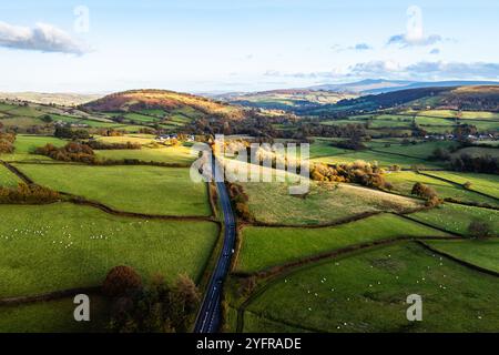 Farmen über Trecastle von einer Drohne bei Sonnenuntergang, Brecon Beacons National Park, Powys, Wales, England Stockfoto