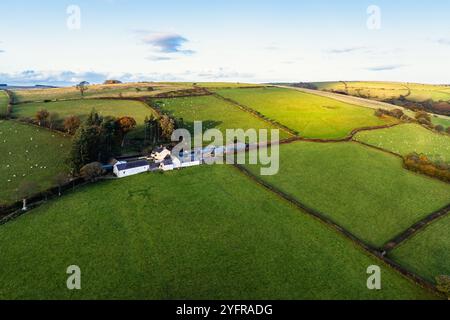 Farmen über Trecastle von einer Drohne bei Sonnenuntergang, Brecon Beacons National Park, Powys, Wales, England Stockfoto