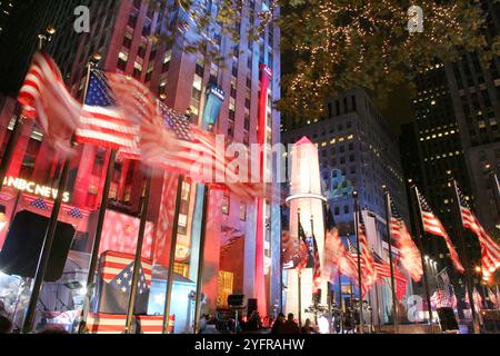 Unbekannt. November 2024. Dateifoto vom 2. November 2004 - Atmosphäre am Abend der US-Präsidentschaftswahlen am Times Square in New York City, NY, USA. - Die amerikanischen Wähler wählen am Dienstag ihren nächsten Präsidenten. Die Wahlergebnisse IN DEN USA werden manchmal innerhalb von Stunden nach dem Ende der Wahlen bekannt gegeben, aber der knappe Wettbewerb dieses Jahres könnte eine längere Wartezeit bedeuten. Die demokratische Vizepräsidentin Kamala Harris und der Republikaner Donald Trump, der ehemalige Präsident, laufen seit Wochen Hals an Hals. Foto: Guerin-Lamperti/ABACAPRESS. COM Credit: Abaca Press/Alamy Live News Stockfoto