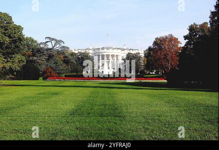 Unbekannt. November 2024. Aktenfoto vom 27. Oktober 2004 - das Weiße Haus, 1600 Pensylvania Avenue in Washington DC - amerikanische Wähler gehen am Dienstag zu den Wahlen, um ihren nächsten Präsidenten zu wählen. Die Wahlergebnisse IN DEN USA werden manchmal innerhalb von Stunden nach dem Ende der Wahlen bekannt gegeben, aber der knappe Wettbewerb dieses Jahres könnte eine längere Wartezeit bedeuten. Die demokratische Vizepräsidentin Kamala Harris und der Republikaner Donald Trump, der ehemalige Präsident, laufen seit Wochen Hals an Hals. Foto: Olivier Douliery/ABACAPRESS. COM Credit: Abaca Press/Alamy Live News Stockfoto