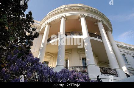 Washington, Unbekannt. November 2024. Aktenfoto vom 26. April 2005 - näherer Blick auf die Front des Weißen Hauses in Washington, DC. - Amerikanische Wähler gehen am Dienstag zu den Wahlen, um ihren nächsten Präsidenten zu wählen. Die Wahlergebnisse IN DEN USA werden manchmal innerhalb von Stunden nach dem Ende der Wahlen bekannt gegeben, aber der knappe Wettbewerb dieses Jahres könnte eine längere Wartezeit bedeuten. Die demokratische Vizepräsidentin Kamala Harris und der Republikaner Donald Trump, der ehemalige Präsident, laufen seit Wochen Hals an Hals. Foto: Olivier Douliery/ABACAPRESS. COM Credit: Abaca Press/Alamy Live News Stockfoto