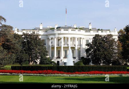 Unbekannt. November 2024. Aktenfoto vom 27. Oktober 2004 - das Weiße Haus, 1600 Pensylvania Avenue in Washington DC - amerikanische Wähler gehen am Dienstag zu den Wahlen, um ihren nächsten Präsidenten zu wählen. Die Wahlergebnisse IN DEN USA werden manchmal innerhalb von Stunden nach dem Ende der Wahlen bekannt gegeben, aber der knappe Wettbewerb dieses Jahres könnte eine längere Wartezeit bedeuten. Die demokratische Vizepräsidentin Kamala Harris und der Republikaner Donald Trump, der ehemalige Präsident, laufen seit Wochen Hals an Hals. Foto: Olivier Douliery/ABACAPRESS. COM Credit: Abaca Press/Alamy Live News Stockfoto