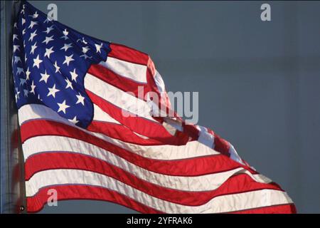 Unbekannt. November 2024. Dateifoto 11. September 2001 - die amerikanische Flagge. - Die amerikanischen Wähler wählen am Dienstag ihren nächsten Präsidenten. Die Wahlergebnisse IN DEN USA werden manchmal innerhalb von Stunden nach dem Ende der Wahlen bekannt gegeben, aber der knappe Wettbewerb dieses Jahres könnte eine längere Wartezeit bedeuten. Die demokratische Vizepräsidentin Kamala Harris und der Republikaner Donald Trump, der ehemalige Präsident, laufen seit Wochen Hals an Hals. Foto: Lionel Hahn/ABACAPRESS. COM Credit: Abaca Press/Alamy Live News Stockfoto