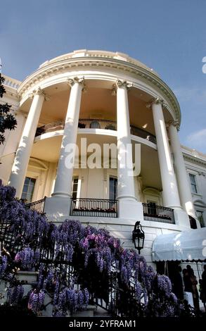 Washington, Unbekannt. November 2024. Aktenfoto vom 26. April 2005 - näherer Blick auf die Front des Weißen Hauses in Washington, DC. - Amerikanische Wähler gehen am Dienstag zu den Wahlen, um ihren nächsten Präsidenten zu wählen. Die Wahlergebnisse IN DEN USA werden manchmal innerhalb von Stunden nach dem Ende der Wahlen bekannt gegeben, aber der knappe Wettbewerb dieses Jahres könnte eine längere Wartezeit bedeuten. Die demokratische Vizepräsidentin Kamala Harris und der Republikaner Donald Trump, der ehemalige Präsident, laufen seit Wochen Hals an Hals. Foto: Olivier Douliery/ABACAPRESS. COM Credit: Abaca Press/Alamy Live News Stockfoto