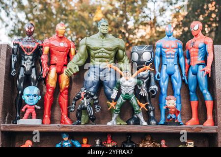 1. September 2024. Belgrad, Serbien: Eine Sammlung von Superhelden-Actionfiguren, die im Freien gezeigt werden, mit Charakteren wie Spider-man, Iron man und H Stockfoto