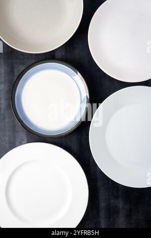 Draufsicht einer leeren Platte, die auf einem schwarzen Schwarzen Tafel platziert ist. Flache Lagen. Draufsicht. Lebensmittelkonzept. Stockfoto