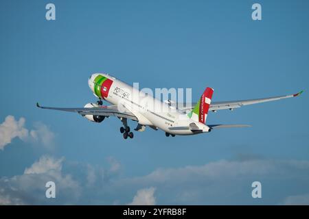 TAP Air Portugal Passagierflugzeug des Airbus A330-941 startet am Flughafen Humberto Delgado in Lissabon Stockfoto