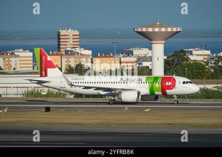 TAP Air Portugal Airbus A321-251N Passagierflugzeug Taxi auf der Start- und Landebahn des Flughafens Humberto Delgado in Lissabon Stockfoto