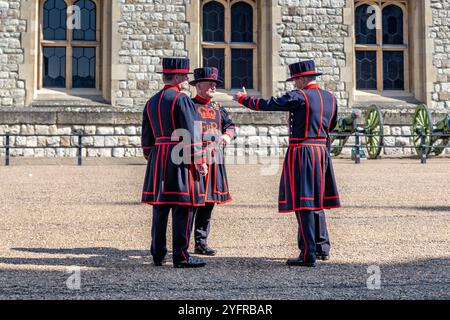 LONDON, GROSSBRITANNIEN - 16. MAI 2014: Dies ist eine Gruppe von beefeatern, die im Tower of London miteinander reden. Stockfoto