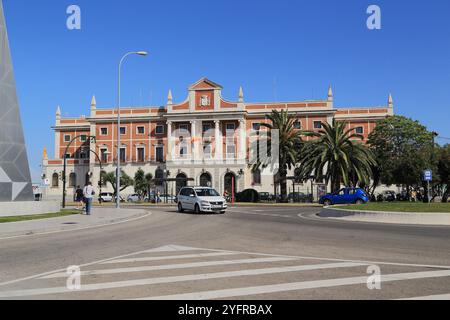 CADIZ, SPANIEN - 22. MAI 2017: Dies ist das Verwaltungsgebäude der Zollabteilung auf dem Sevilla-Platz. Stockfoto