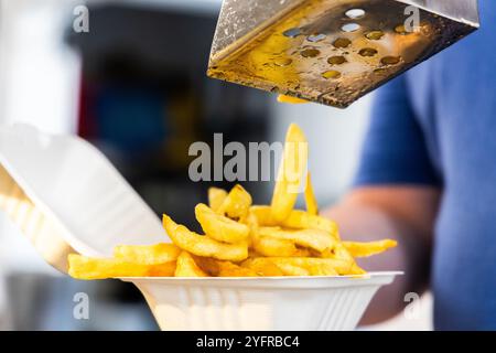 Chips enthalten kleine Fish and Chips zum Mitnehmen Stockfoto