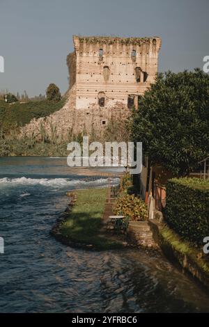 Borghetto sul Mincio, Italien - November 2024: Alte Festung in einem mittelalterlichen Dorf in der Nähe des Gardasees mittelalterliches Dorf in der Nähe des Gardasees Stockfoto