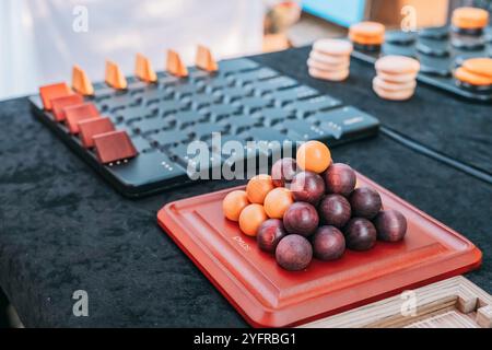 1. September 2024, Belgrad, Serbien: Lebhafter Spielaufbau des Pylos-Spiels mit Kugeln, die auf einem Holzbrett angeordnet sind. Das Spiel ist für strategische pla konzipiert Stockfoto