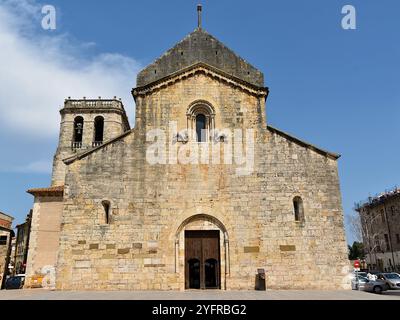 Die Fassade und der Glockenturm der Kirche des antiken Klosters St. Peter in Besalù in Katalonien Stockfoto