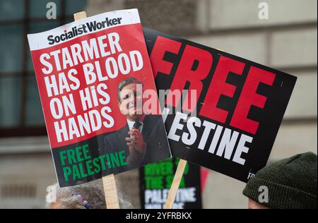 London, Großbritannien. November 2024. Protestzeichen, die von Unterstützern bei der Demonstration National March for Palestine in London benutzt wurden und Gerechtigkeit für Palästina und für die Regierung fordern, die Kämpfe zu beenden. Stockfoto