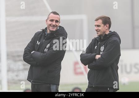 Knokke Heist, Belgien. November 2024. Clubchef Nicky Hayen und Clubassistent Michiel Jonckheere wurden während eines Trainings der belgischen Fußballmannschaft Club Brugge KV am Dienstag, den 05. November 2024 in Knokke-Heist gezeigt. Das Team bereitet sich auf das morgige Spiel gegen den Engländer Aston Villa F.C. vor, am 4. Tag der UEFA Champions League-Phase. BELGA FOTO BRUNO FAHY Credit: Belga News Agency/Alamy Live News Stockfoto