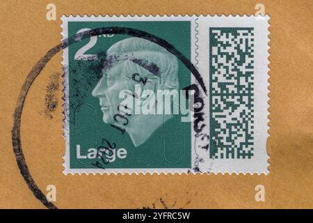 Grüner Stempel 2. Klasse groß, Stempel 2. Klasse mit Kopf von König Karl III., auf Umschlag geheftet - Stempel mit Barcode UK 2024 Stockfoto