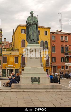 Venedig, Italien - 9. Oktober 2024: Bronzestatue des Paolo Sarpi Historic Monument am Santa Fosca Platz in der Altstadt Herbsttag. Stockfoto