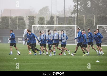 Knokke Heist, Belgien. November 2024. Die Spieler des Clubs wurden während eines Trainings der belgischen Fußballmannschaft Club Brugge KV am Dienstag, den 05. November 2024 in Knokke-Heist dargestellt. Das Team bereitet sich auf das morgige Spiel gegen den Engländer Aston Villa F.C. vor, am 4. Tag der UEFA Champions League-Phase. BELGA FOTO BRUNO FAHY Credit: Belga News Agency/Alamy Live News Stockfoto