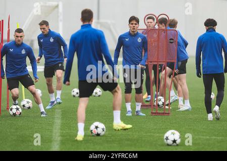 Knokke Heist, Belgien. November 2024. Ardon Jashari (C), dargestellt während eines Trainings der belgischen Fußballmannschaft Club Brugge KV, Dienstag, den 05. November 2024 in Knokke-Heist. Das Team bereitet sich auf das morgige Spiel gegen den Engländer Aston Villa F.C. vor, am 4. Tag der UEFA Champions League-Phase. BELGA FOTO BRUNO FAHY Credit: Belga News Agency/Alamy Live News Stockfoto