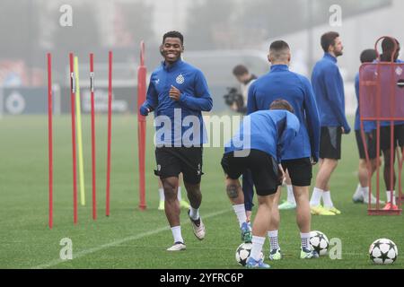 Knokke Heist, Belgien. November 2024. Raphael Onyedika des Clubs wurde während eines Trainings der belgischen Fußballmannschaft Club Brugge KV am Dienstag, den 05. November 2024 in Knokke-Heist gezeigt. Das Team bereitet sich auf das morgige Spiel gegen den Engländer Aston Villa F.C. vor, am 4. Tag der UEFA Champions League-Phase. BELGA FOTO BRUNO FAHY Credit: Belga News Agency/Alamy Live News Stockfoto