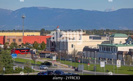 Noventa, Italien - 11. Oktober 2024: Designer Outlet McArthur Glen Shopping Centre am Noventa di Piave sonnigen Herbsttag. Stockfoto